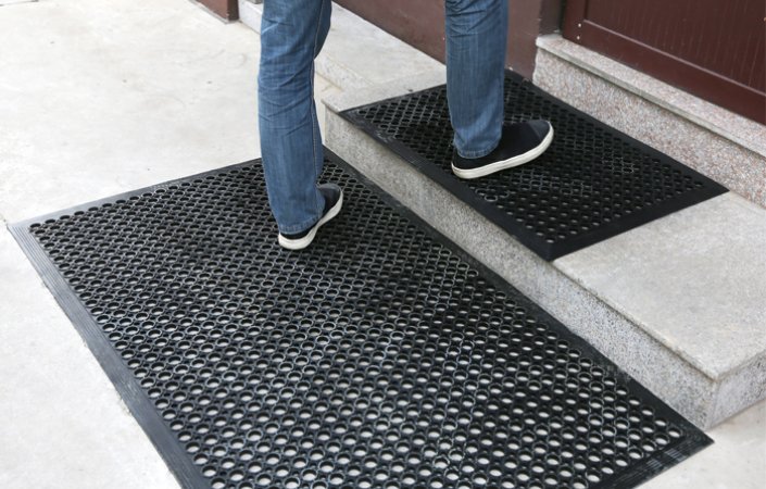 Anti slip rubber entrance door mat with drainage holes